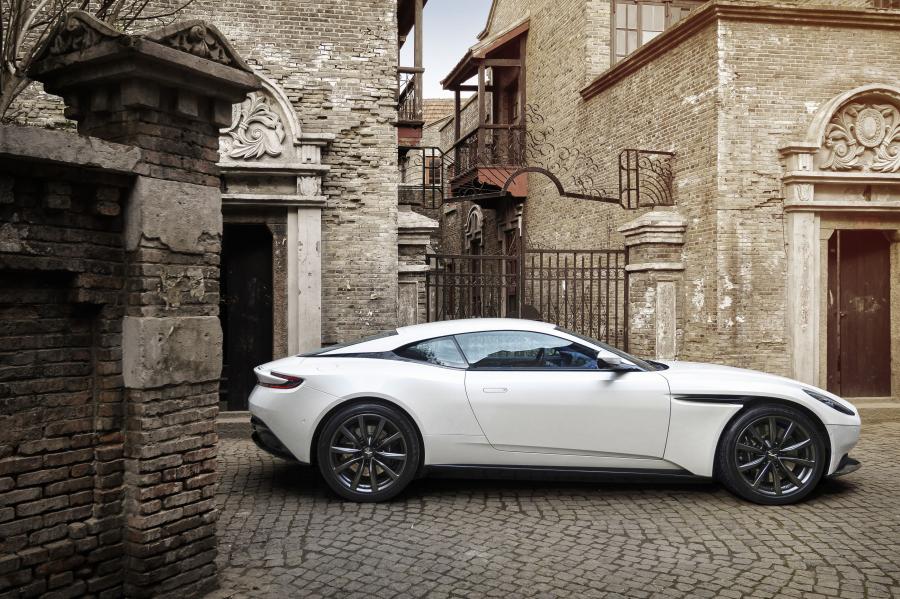  Aston Martin DB11 V8 2017 года  (WW) (фото 11 из 25)